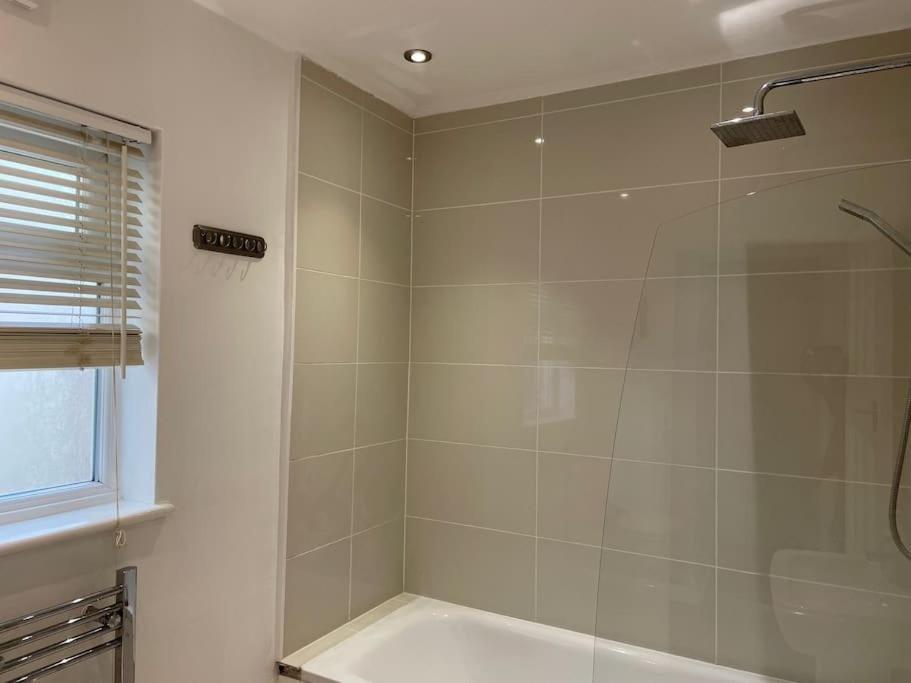Entire Ground Floor Apartment In Watford Watford  Bagian luar foto