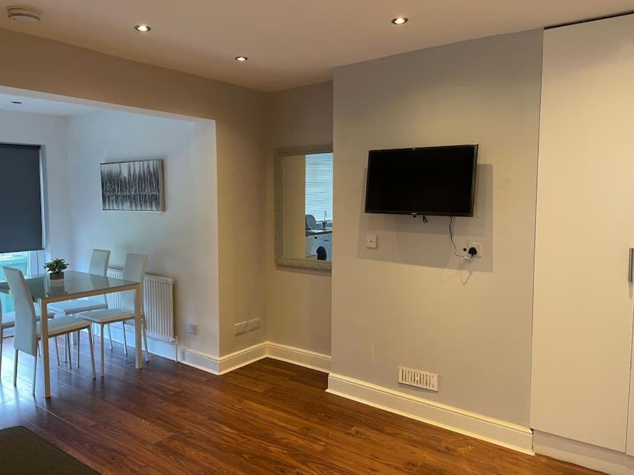 Entire Ground Floor Apartment In Watford Watford  Bagian luar foto