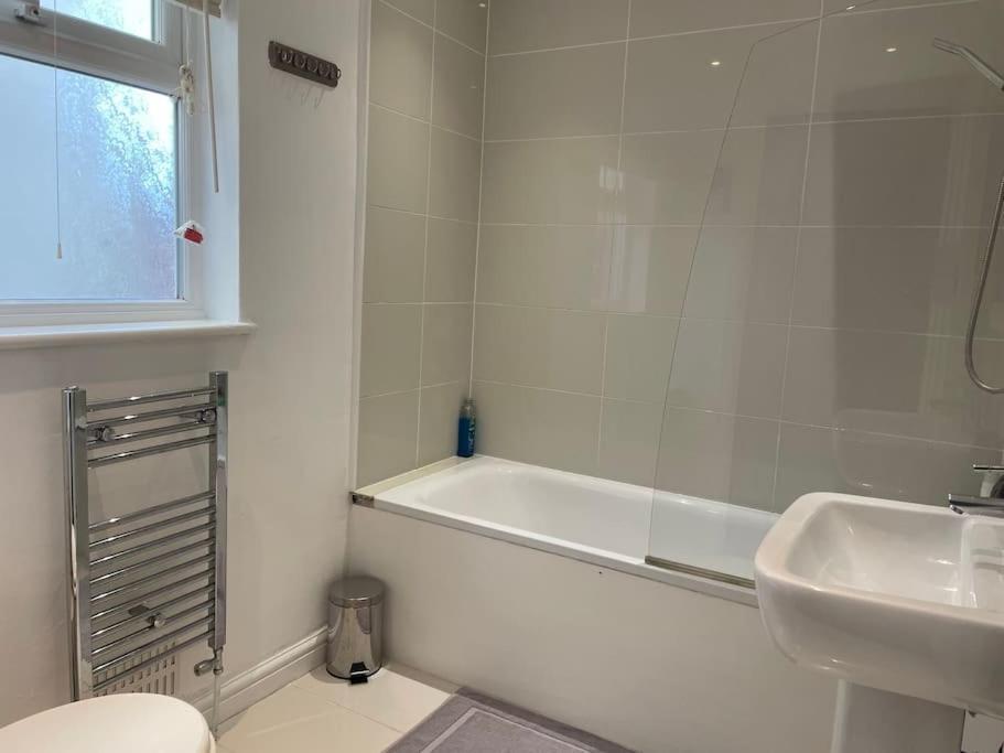 Entire Ground Floor Apartment In Watford Watford  Bagian luar foto