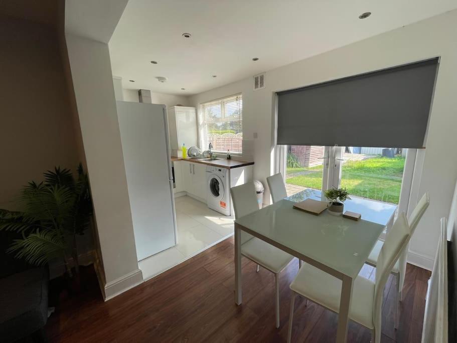 Entire Ground Floor Apartment In Watford Watford  Bagian luar foto