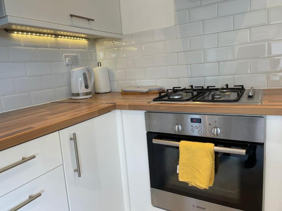 Entire Ground Floor Apartment In Watford Watford  Bagian luar foto