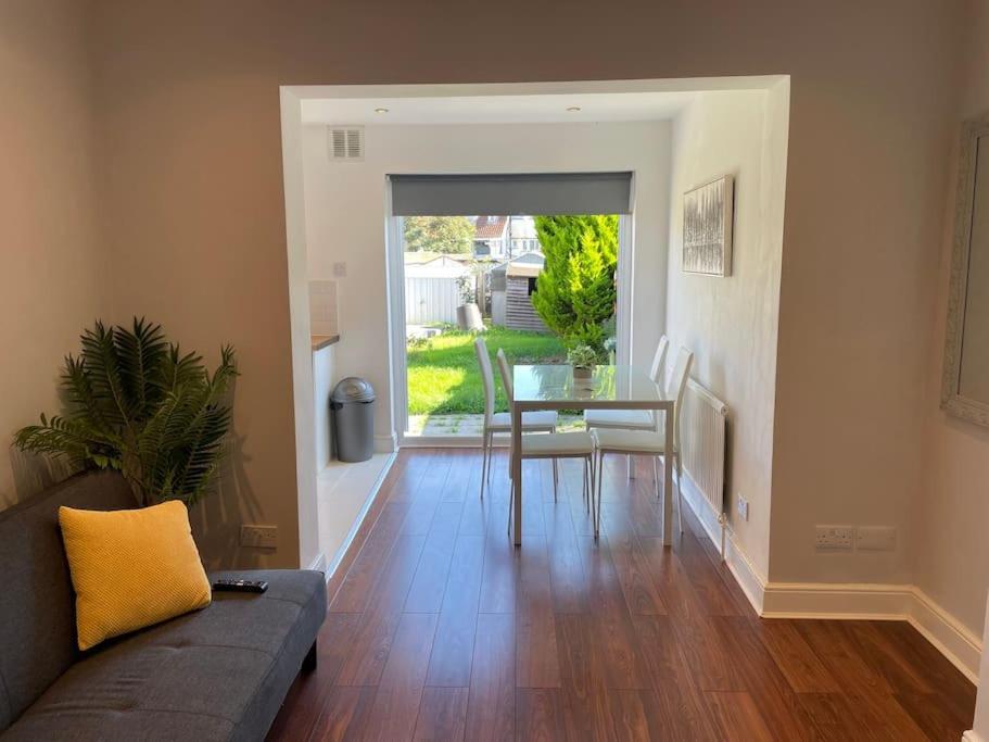 Entire Ground Floor Apartment In Watford Watford  Bagian luar foto