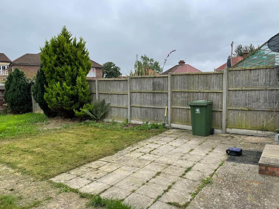 Entire Ground Floor Apartment In Watford Watford  Bagian luar foto