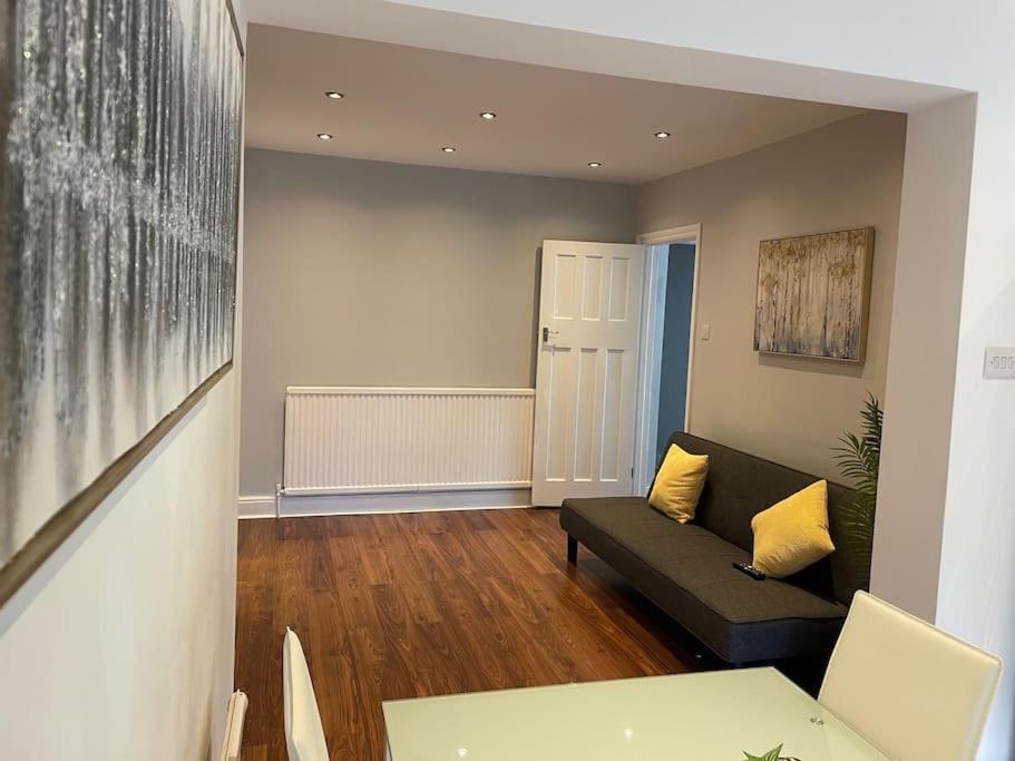 Entire Ground Floor Apartment In Watford Watford  Bagian luar foto